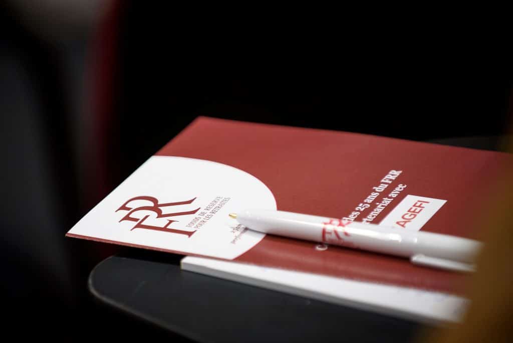 Programme du colloque des 25 ans du FRR et stylo aux couleurs du FRR