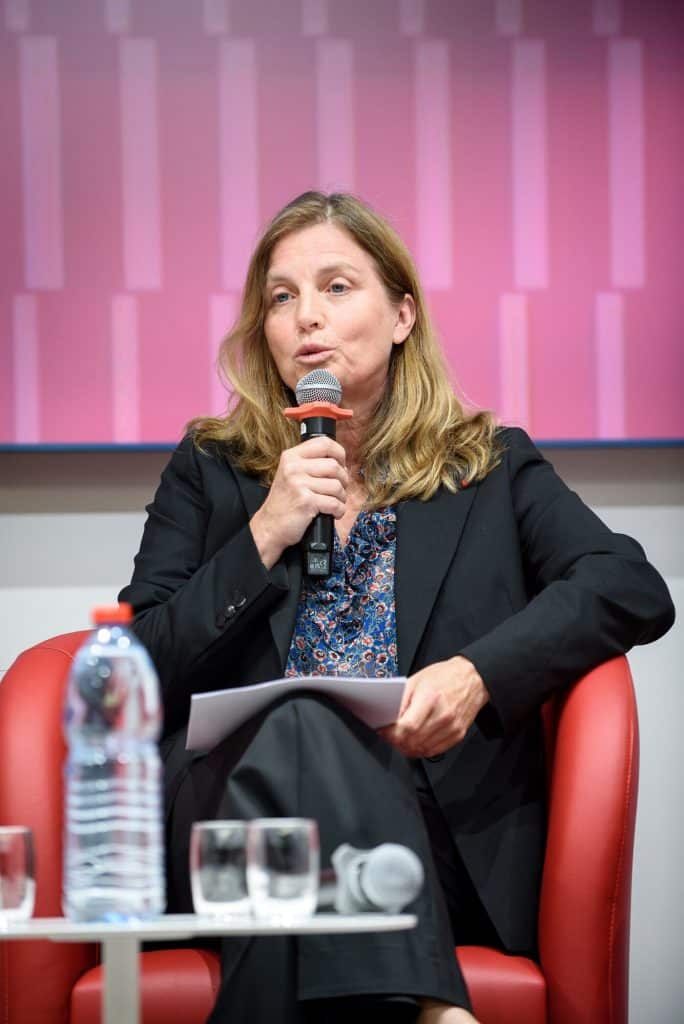 Une intervenante prend la parole sur scène