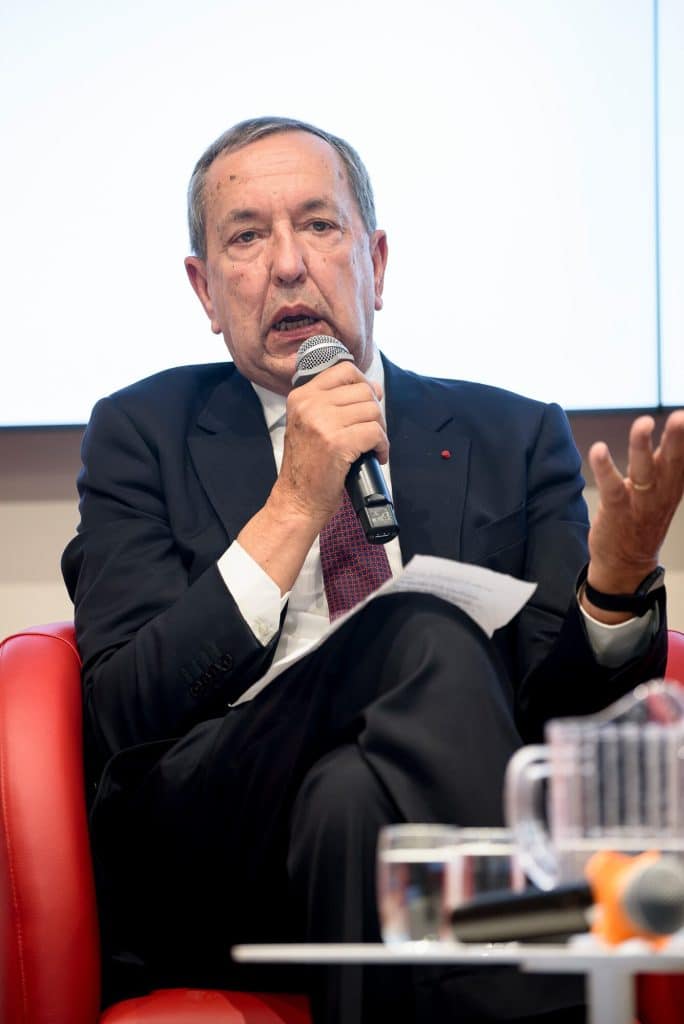 Un intervenant prend la parole lors d’une table ronde