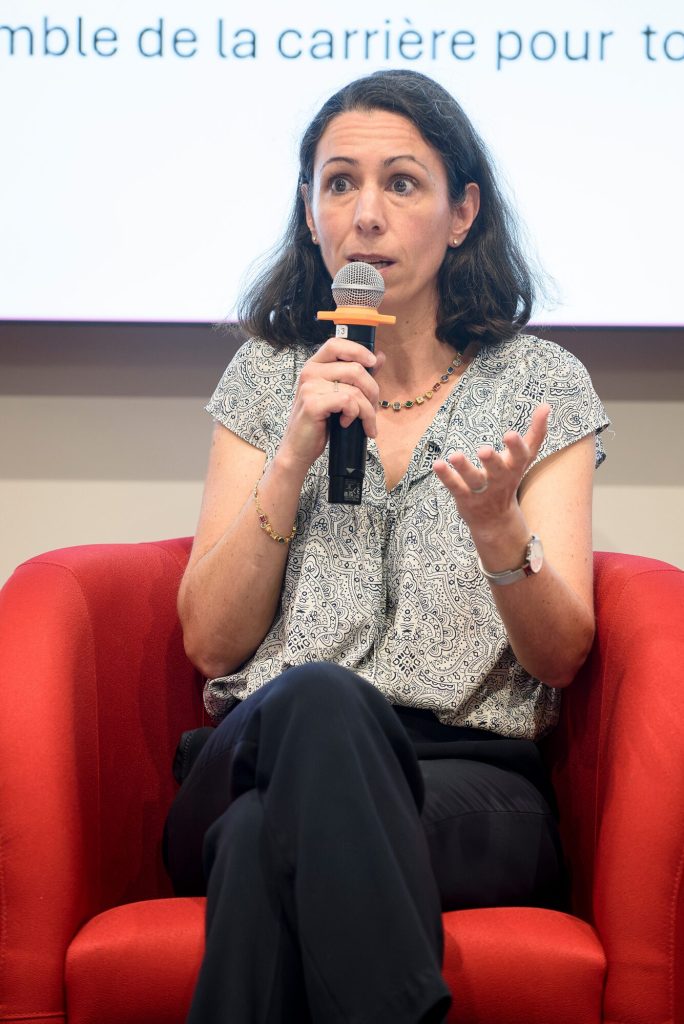 Une intervenante prend la parole lors d’une table ronde