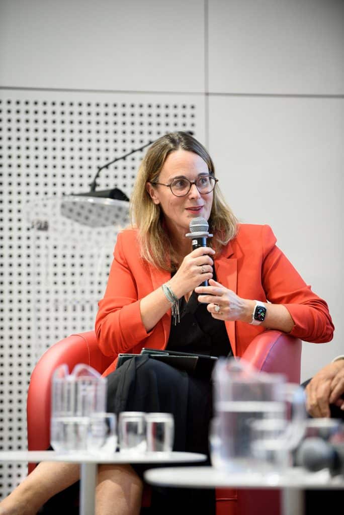 Une intervenante prend la parole lors d’une table ronde