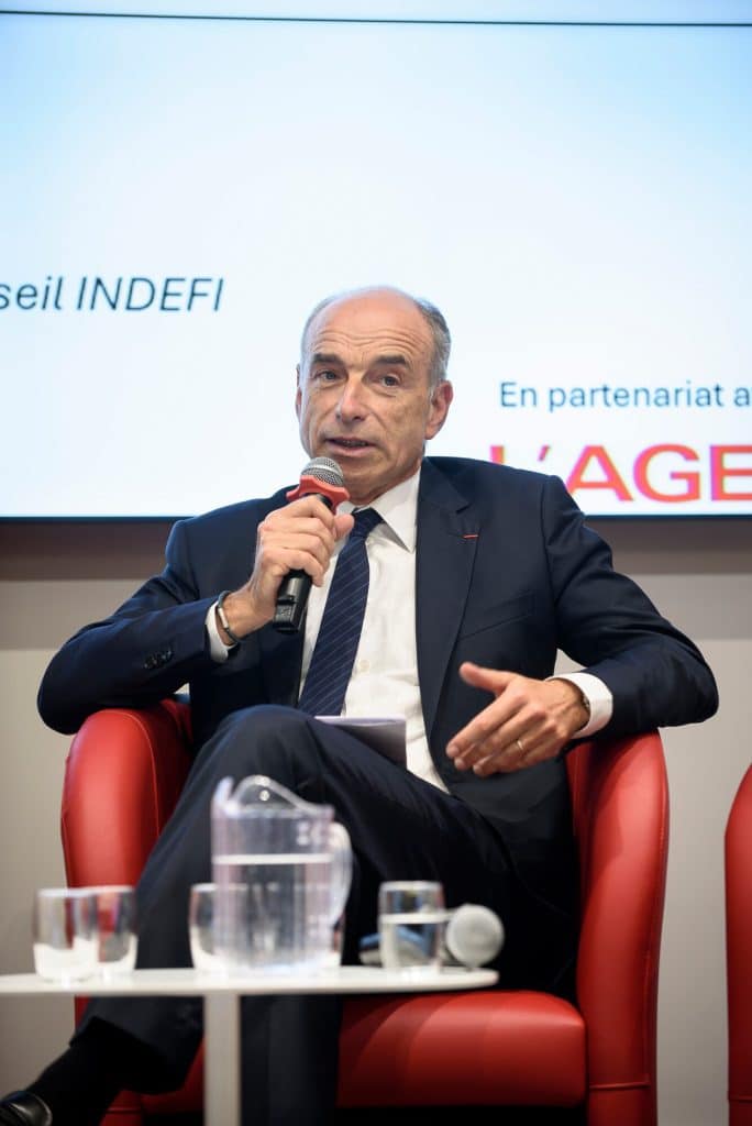 Un intervenant prend la parole lors d’une table ronde