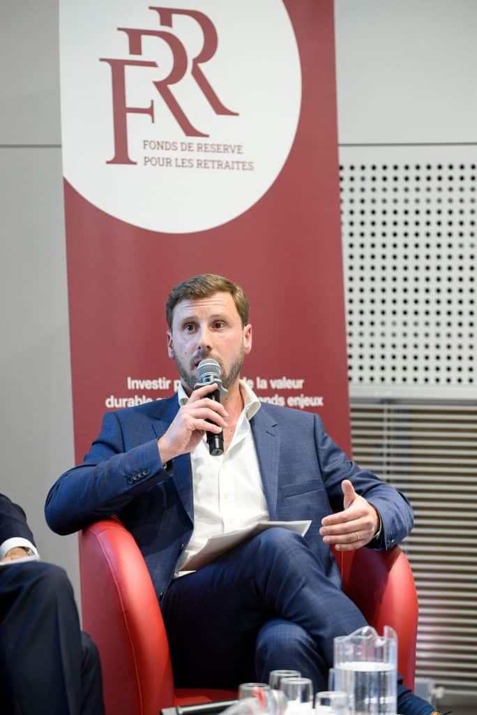 Un intervenant prend la parole devant la bannière du FRR