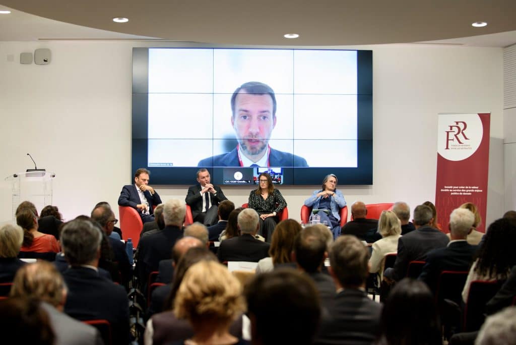 Un intervenant participe à la table ronde en visioconférence