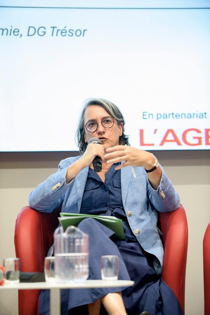 Une intervenante prend la parole lors d’une table ronde
