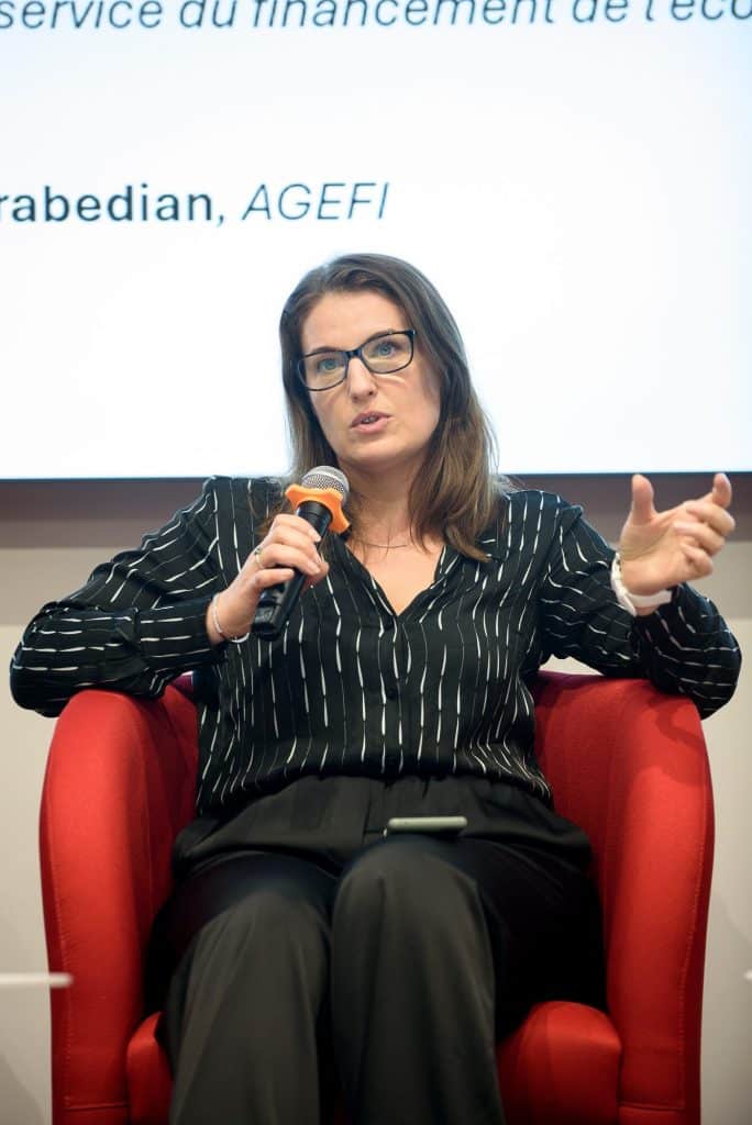 Une intervenante prend la parole lors d’une table ronde