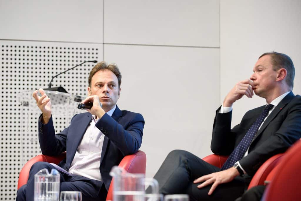 Échange entre deux intervenants d’une table ronde