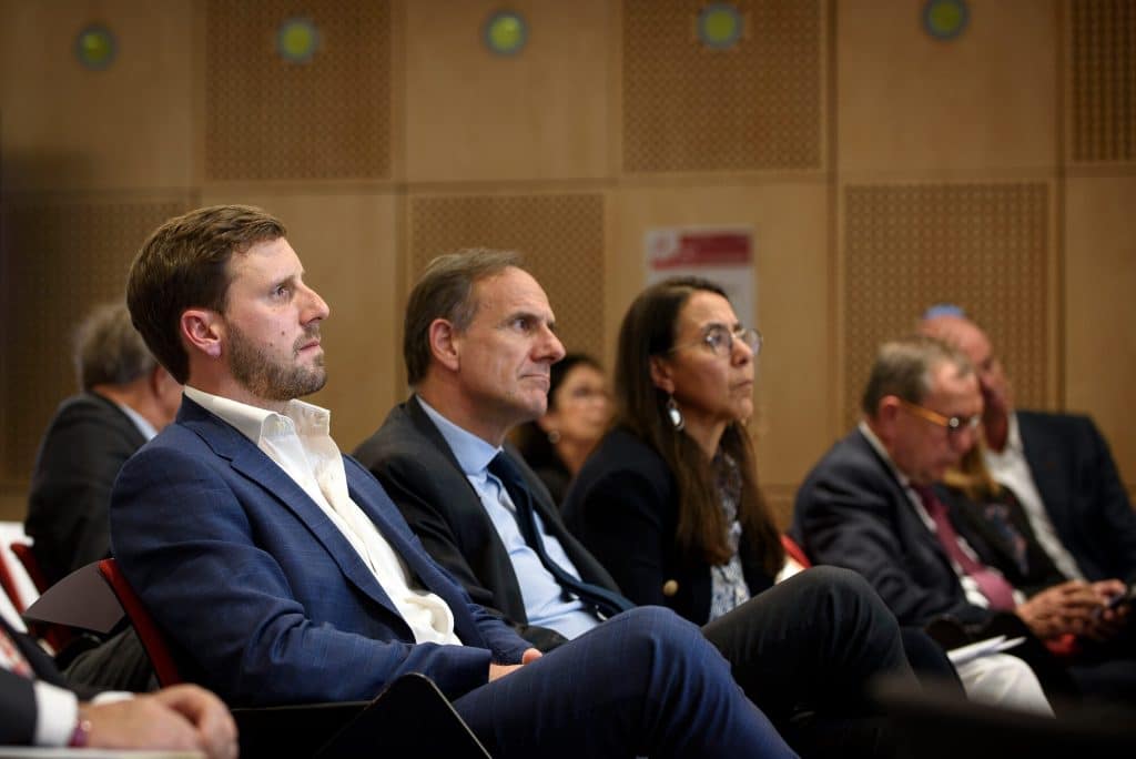 Le public suit les débats