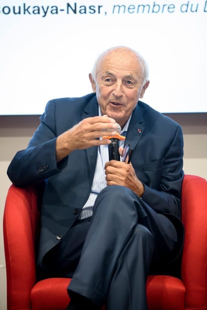 Un intervenant prend la parole lors d’une table ronde