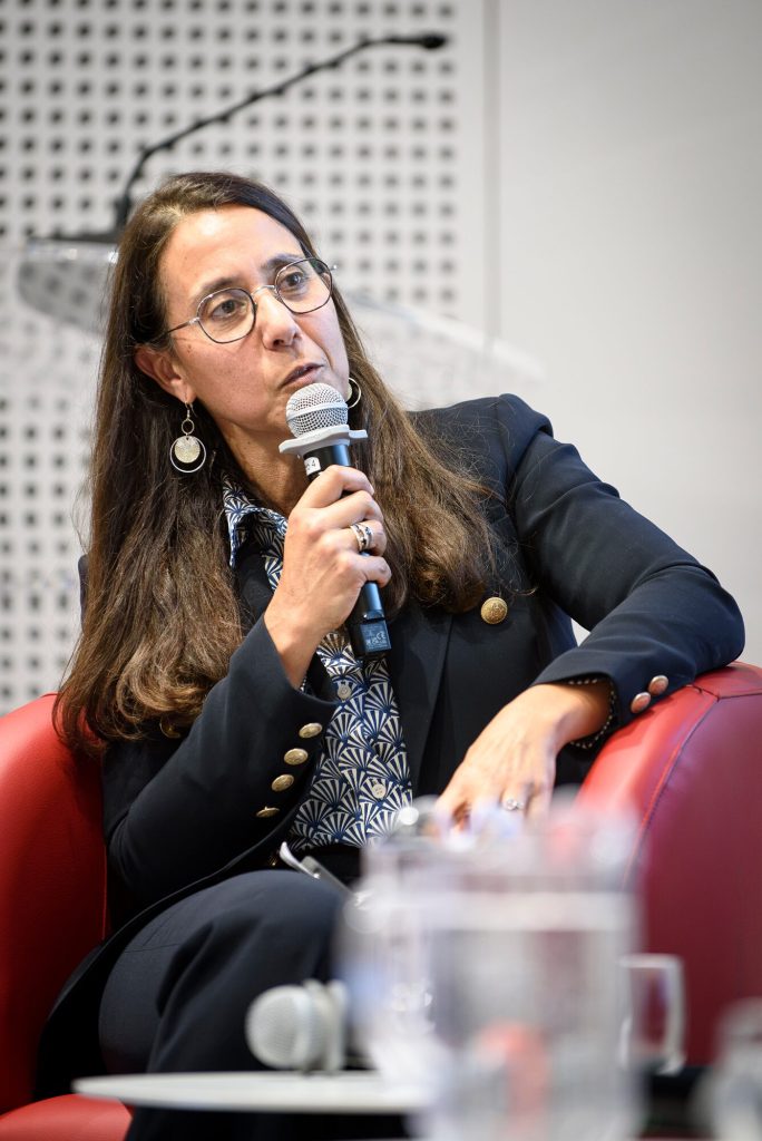Une intervenante prend la parole lors d’une table ronde