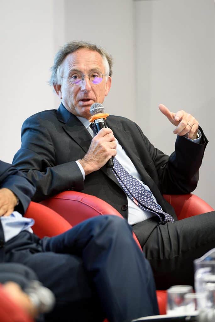 Un intervenant prend la parole lors d’une table ronde