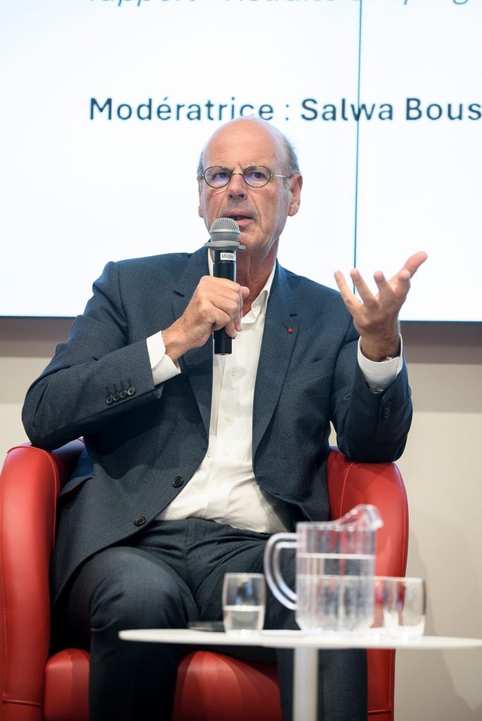 Un intervenant prend la parole lors d’une table ronde